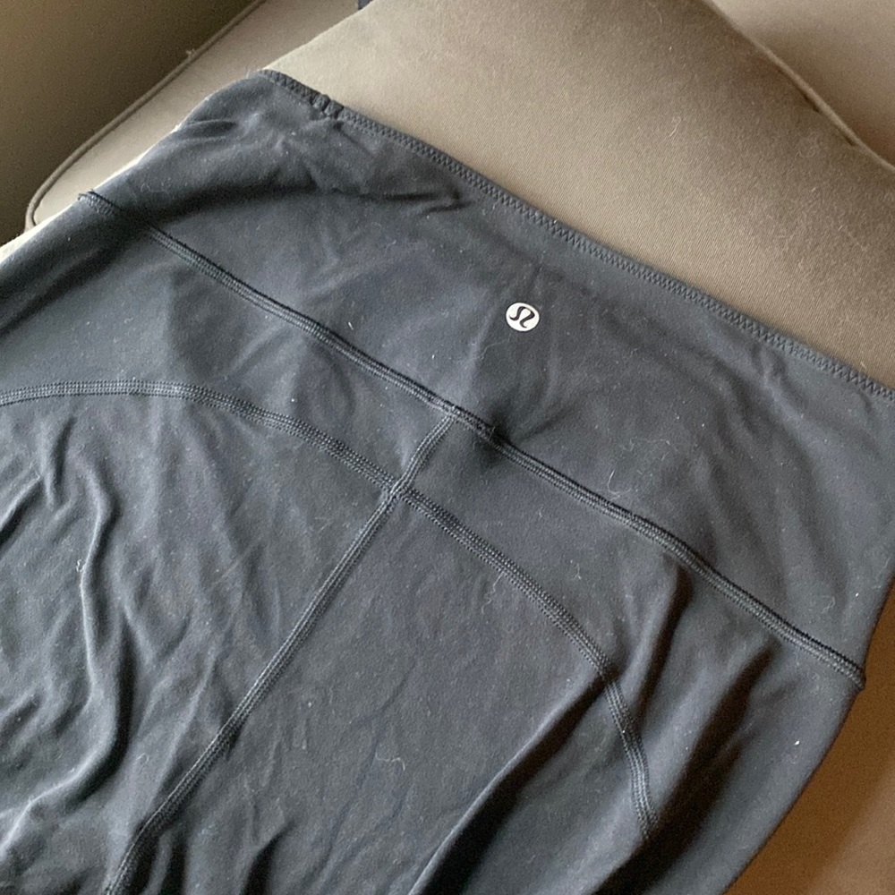 Black lululemon cropped leggings